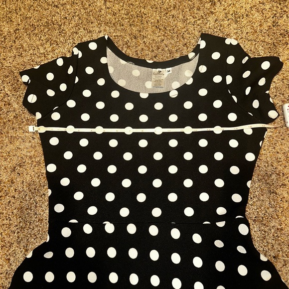 Black dress size medium. Belt not included. - Picture 6 of 7